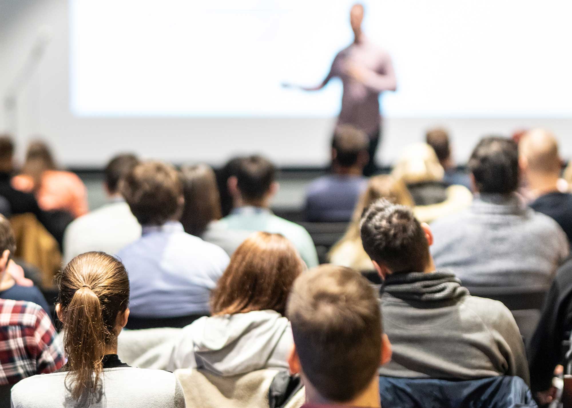 Teilnehmer bei einer technischen Schulung oder Fachveranstaltung im Seminarraum Teilnehmer bei einer technischen Schulung oder Fachveranstaltung im Seminarraum